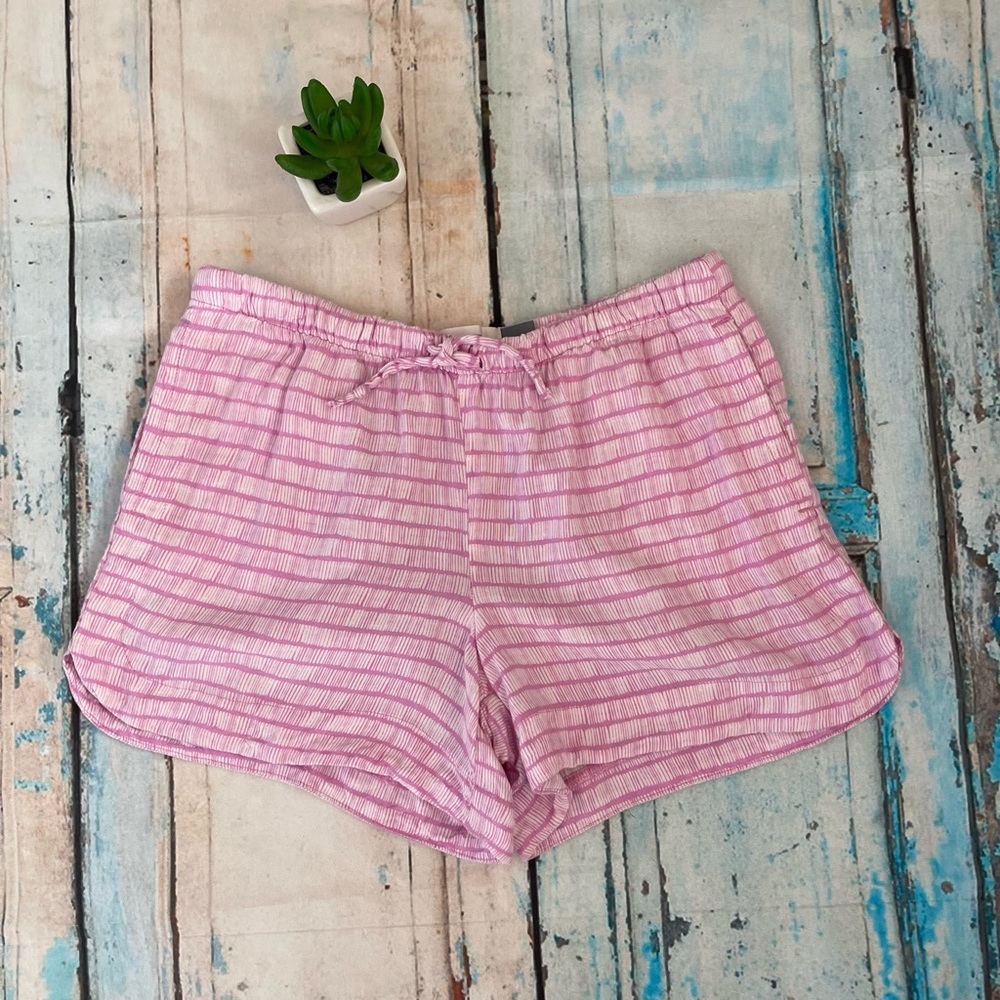 Girls pink and white shorts